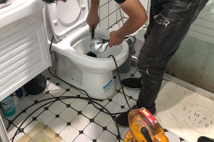 后湖管理区疏通下水道