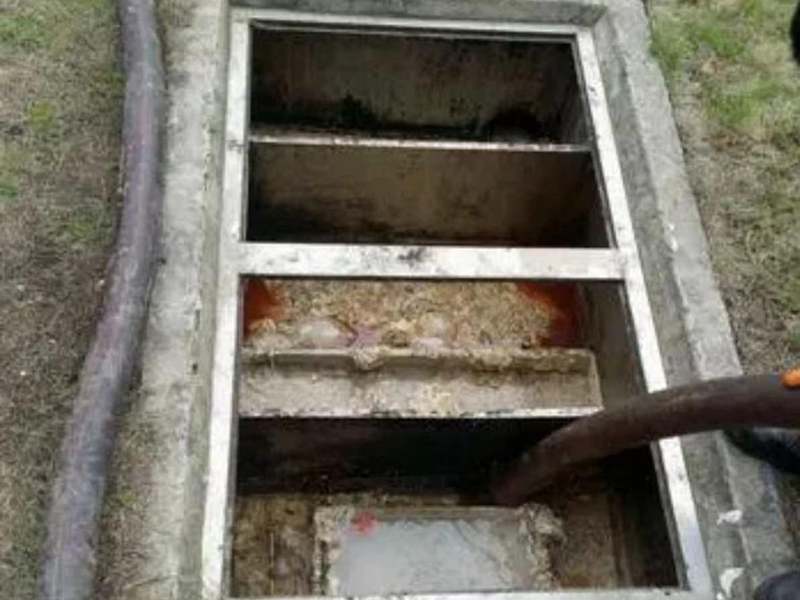 后湖管理区隔油池清理