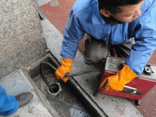 后湖管理区疏通下水道