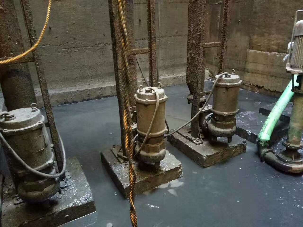 后湖管理区污水池清理