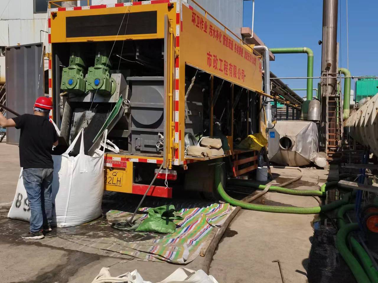 后湖管理区淤泥压干处理